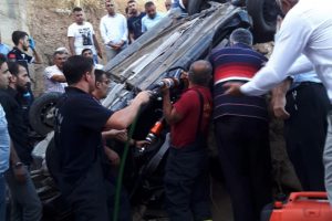 Dere yatağına yuvarlanan otomobilin içinde can verdi