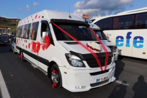 Öğrenci servisini gelin arabası yaptı