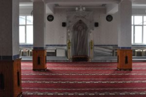 Camide namaz kılan kardeşini öldürdü
