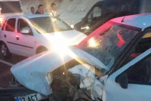 İki otomobil çarpıştı: 11 yaralı