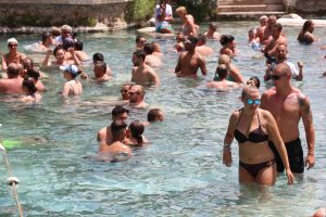 Pamukkale'deki antik havuza ziyaretçi akını