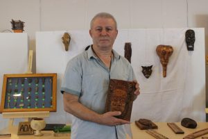 Hayvan kemiklerini sanat eserine dönüştürüyor