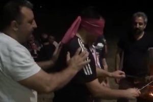 Bursa'da gözlerini bağlayıp ateşte pişen cağ döneri yılların ustası gibi kesti