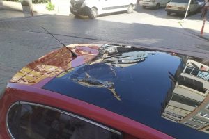 Seyir halindeki otomobilin üzerine 5'inci kattan atılan koltuk düştü