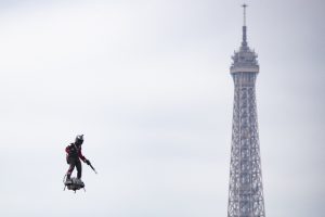 Fransa'da Bastille Günü askeri geçit töreni