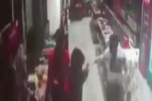 Akaryakıt istasyonu çalışanlarının gasp edilme anı kamerada