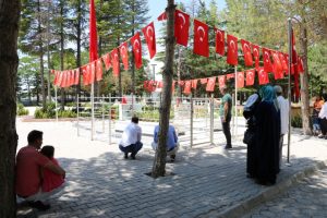 Ömer Halisdemir'in kabrinde ziyaretçi yoğunluğu