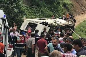 Giresun'da yolcu minibüsü devrildi: Ölü ve yaralılar var