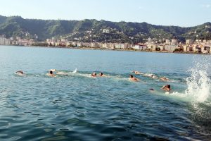 Şehitler için 3 kilometre yüzdüler