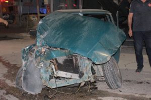 Otomobil önce refüje sonra 4 araca çarptı: 2 yaralı