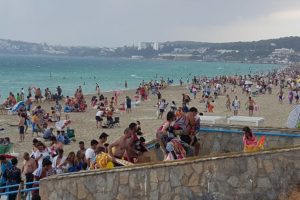 Tatilcilerin fırtınayla sınavı
