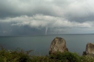 Denizde oluşan hortum korkuttu
