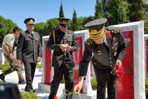 Aksakallı, 15 Temmuz anısına şehitliklere karanfil bıraktı