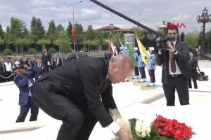 Cumhurbaşkanı Erdoğan, şehitler anıtına çiçek bıraktı