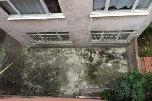 4'üncü kattan çıplak halde düştü!