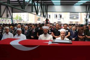 Teğmen Keskin'i asker kardeşleri uğurladı