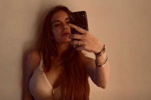 Lindsay Lohan bu defa çamaşırlı!