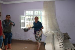 Evini lağım suyu bastı, gözyaşlarını tutamadı