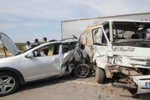 Kamyonet yol kenarındaki otomobile çarptı! Yaralılar var