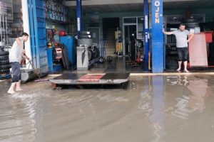 Caddeler göle döndü, iş yerlerini su bastı