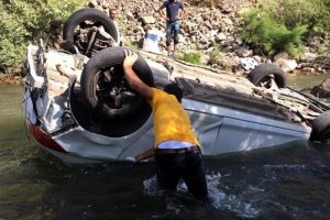 Otomobil çaya devrildi: 1 ölü, 2 yaralı