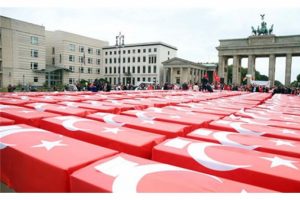 Brandenburg Kapısı'na Türk bayrağına sarılı 251 tabut konuldu