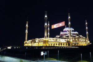 Çamlıca Camii'nin mahyasına Türk bayrağı yansıtıldı
