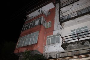 4 katlı bina heyelan nedeniyle boşaltıldı