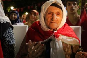 106 yaşında demokrasi nöbetine katıldı