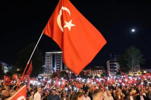 Niğdeliler, Ömer Halisdemir Meydanı'na akın etti