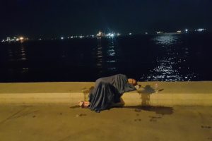 Zeytinburnu'nda taksiden inen kadın koşarak denize atladı