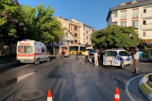 Halk otobüsü servis minibüsüne çarpıp dükkana girdi: 1 ölü, 2 yaralı