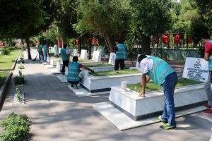 Yükümlüler şehitliği temizledi