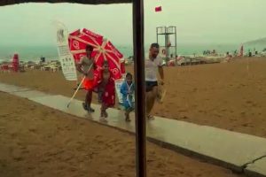 Şiddetli yağmura plajda yakalandılar