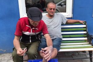 Bursa'da bankı tamirden gelmeyince kaymakamlık önündeki bankı sırtlayıp götürdü