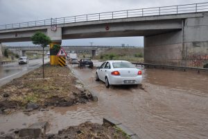 Afyonkarahisar-İzmir karayolunda biriken su uzun araç kuyrukları oluşturdu
