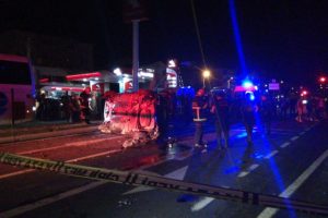 Yolcu otobüsünün çarptığı otomobil takla atıp karşı şeride geçti: 2 yaralı