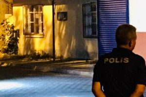 Otomobilde tartışanlara müdahale edince bacağından vuruldu