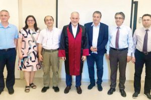 Kızılay Başkanı'nın diploma sevinci