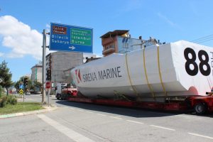 Dev tekne Bursa'da karadan götürüldü