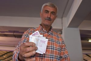 Bursa'da pazarcı tezgahı önünde bulduğu paranın sahibini arıyor