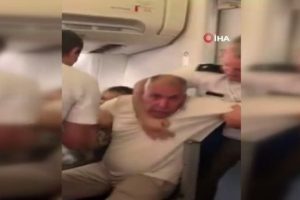 Romanya polisi, Mısırlı yolcuyu dövdü