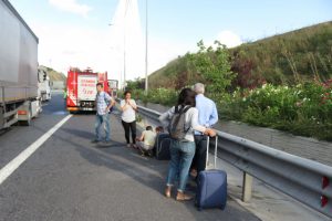 Yolcu otobüsü bariyerlere girdi: Çok sayıda yaralı var