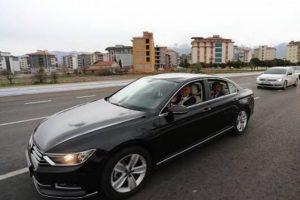 Denizli Büyükşehir Belediye Başkanı Osman Zolan, Mercedes'ini garajdan çıkardı