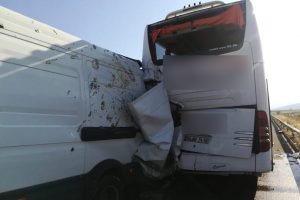 Kamyonet yolcu otobüsüne çarptı: 1 yaralı