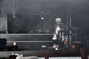 Restoranın yanışını gözyaşları ile izledi