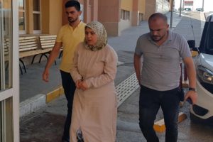 Babasını boğazından bıçaklayarak öldürdü