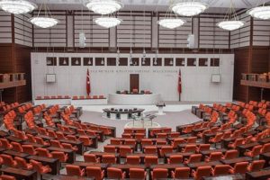 TBMM'de vekillerin tatil yapması tepki çekti
