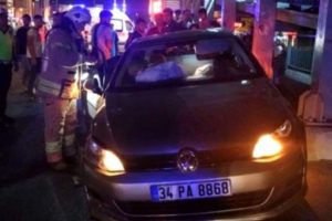 İki otomobil, İETT durağına daldı: 8 kişi yaralandı
