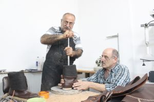 Bursa'da dünyaca ünlü dizi ve filmlere ayakkabı yapıyor